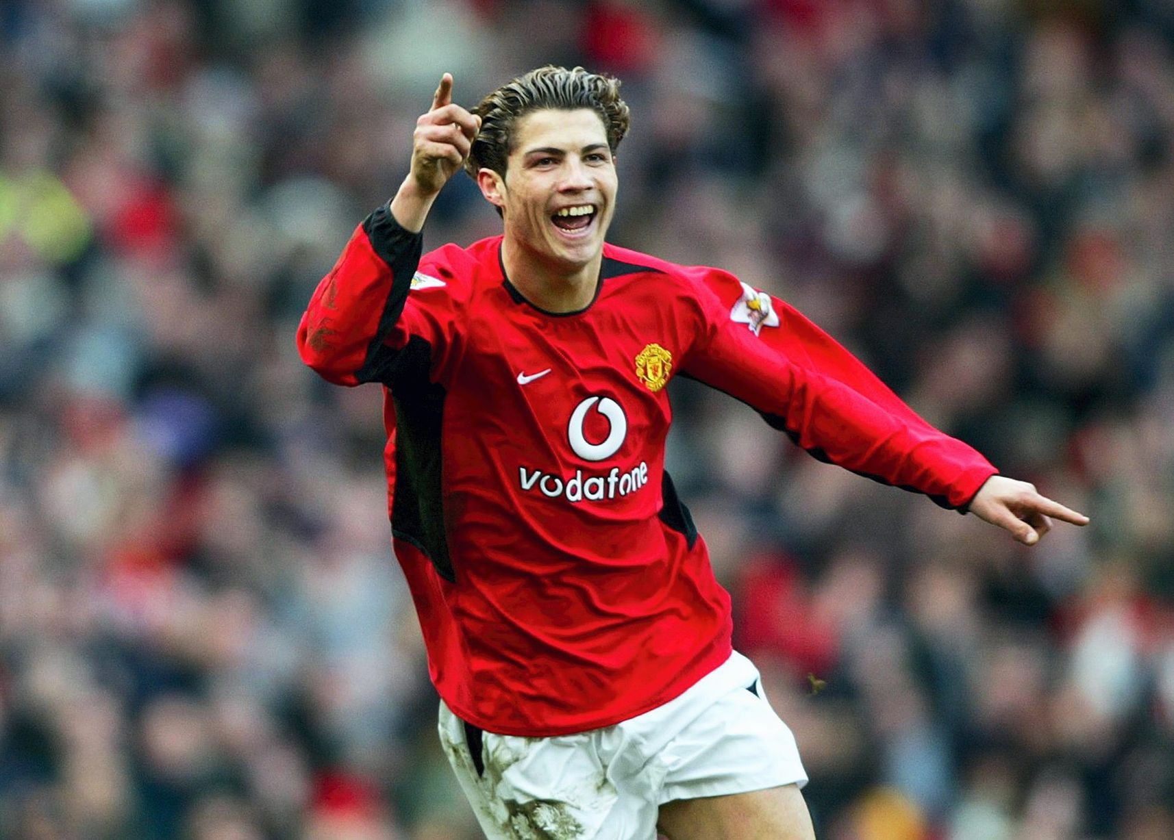 Cristiano Ronaldo bắt đầu sự nghiệp chuyên nghiệp của mình ở tuổi 17